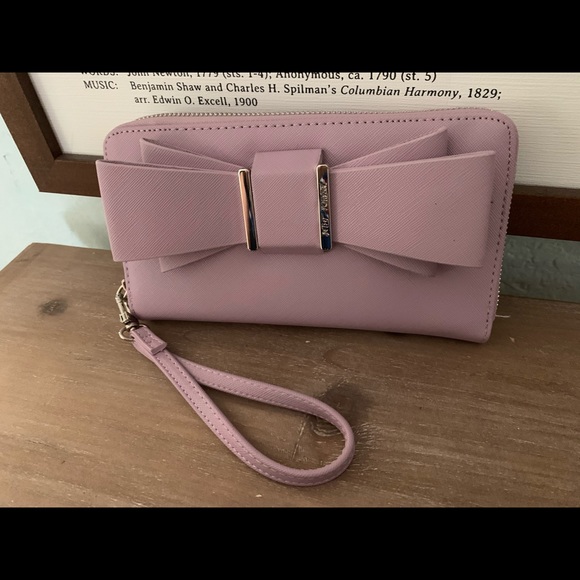 Betsey Johnson Wristlet. - Picture 2 of 4